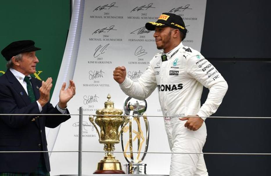 Hamilton felice sul podio. Epa